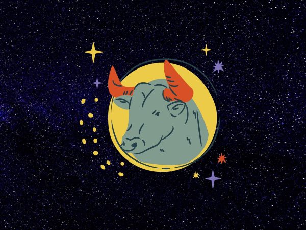 手机横放于木质桌面，屏幕显示星座运势的月度星象时间轴，旁边放着一杯温热的红茶与一本翻开的笔记本