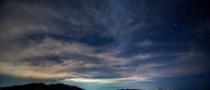 深酒红色星空背景下十二星座符号环绕排列，金色光晕渲染，星座运势主视觉全景图