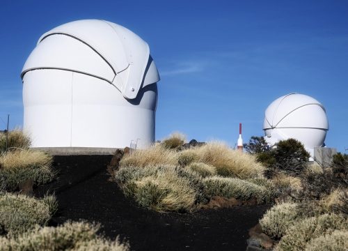 现代天文台望远镜对准星空，科学仪器与星座符号并置，理性与神秘感的视觉对比，探讨星座运势的科学边界